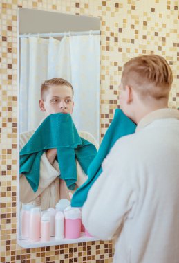 Yakışıklı genç adam kendini bir duş banyo, üst vücut kameraya gülümseyen tadını çıkardıktan sonra bir havlu ile kurutma