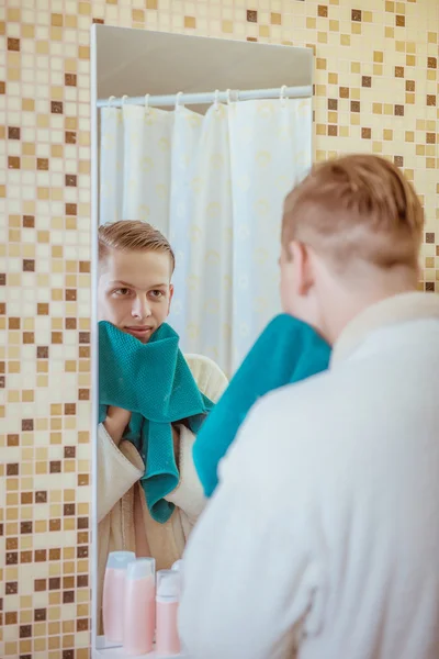 Yakışıklı genç adam kendini bir duş banyo, üst vücut kameraya gülümseyen tadını çıkardıktan sonra bir havlu ile kurutma