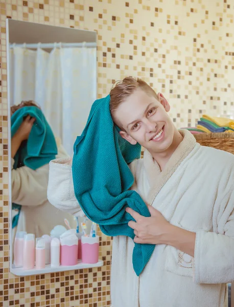 Yakışıklı genç adam kendini bir duş banyo, üst vücut kameraya gülümseyen tadını çıkardıktan sonra bir havlu ile kurutma