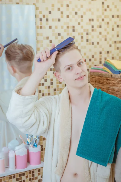 Yakışıklı genç adam kendini banyoda duş tadını çıkardıktan sonra bir havlu ile kurutma, 