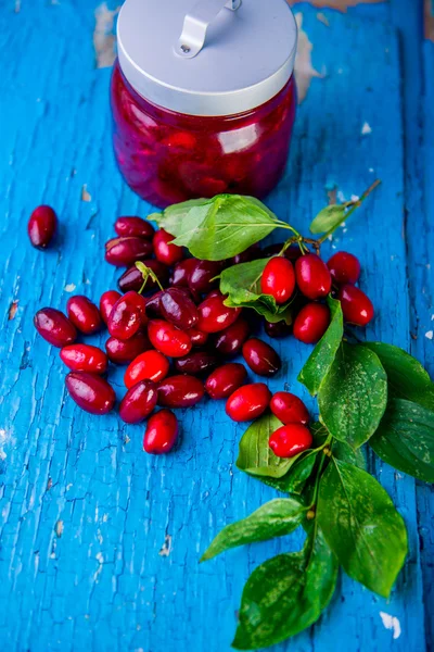 Cornelian Confiture de cerises sur une table en bois — Photo