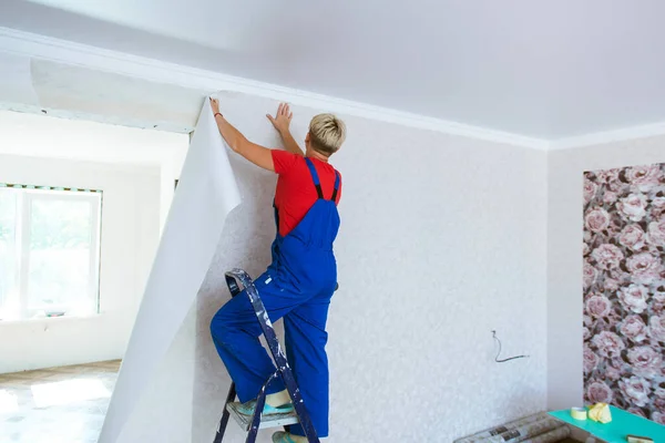 Mujer Joven Haciendo Reparaciones Papel Pintado Apartamentos Pared Papel Pintado —  Fotos de Stock