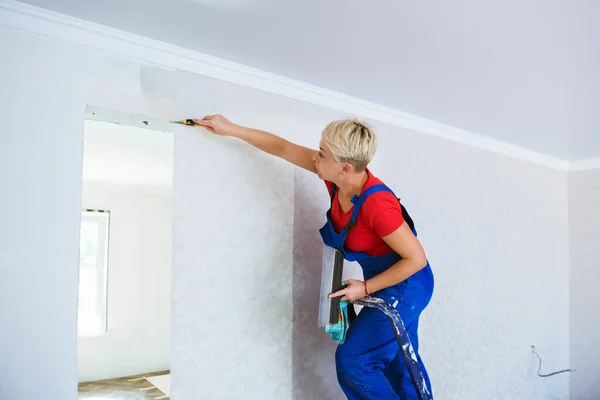 Jeune Femme Faisant Des Réparations Dans Appartement Tapisserie Sur Mur — Photo