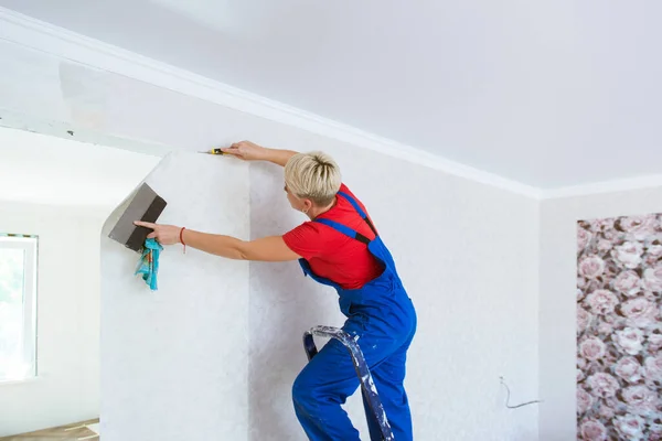 Giovane Donna Che Riparazioni Appartamento Tappezzeria Sul Muro Tappezzeria — Foto Stock