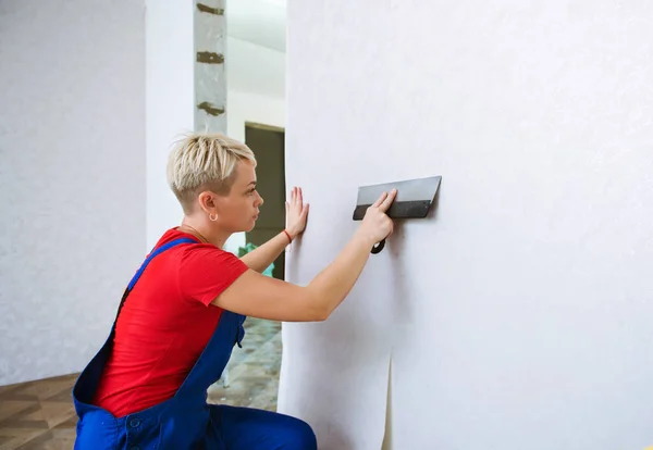 Young Woman Doing Repairs Apartment Wallpapering Wall Wallpapering — Stock Photo, Image