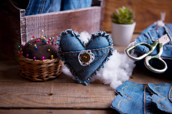 Serce Jeans Prezent Ręcznie Robiony Walentynki Stare Jeansy — Zdjęcie stockowe