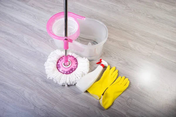 Washing floors, cleaning the apartment — Stockfoto