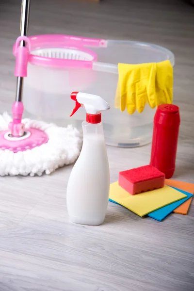 Washing floors, cleaning the apartment — Stockfoto