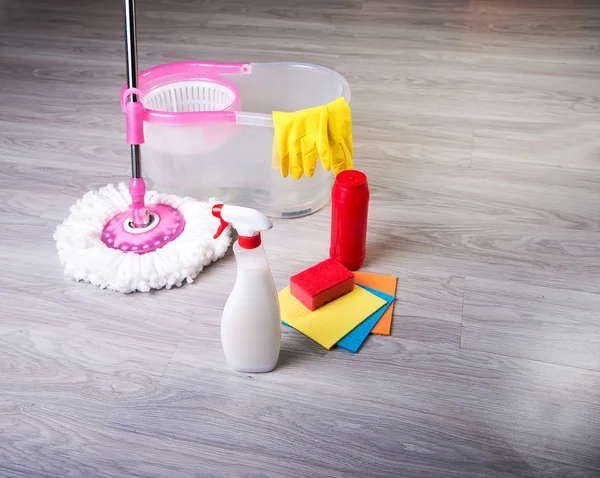 Washing floors, cleaning the apartment — Stockfoto