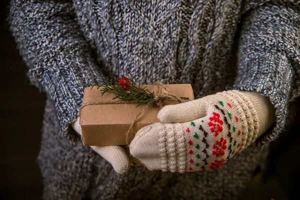 Woman with a Christmas gift in hand — 스톡 사진