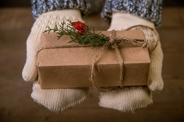 Femme avec un cadeau de Noël à la main — Photo