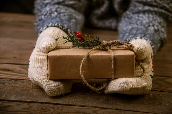 Woman with a Christmas gift in hand — ストック写真