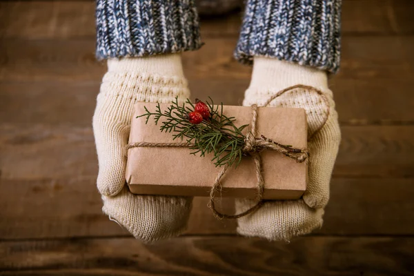 Woman with a Christmas gift in hand — Stockfoto