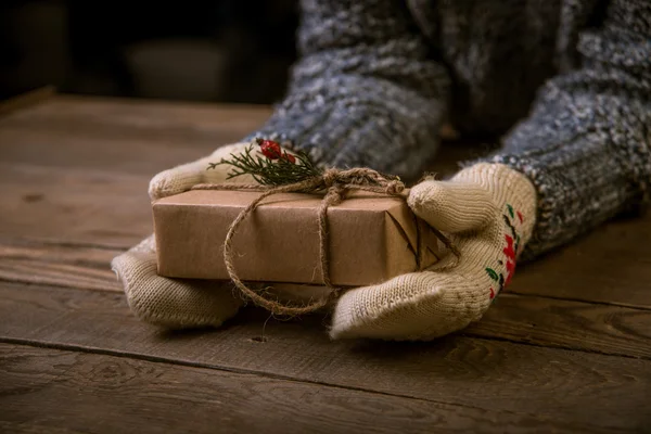 Woman with a Christmas gift in hand — Zdjęcie stockowe