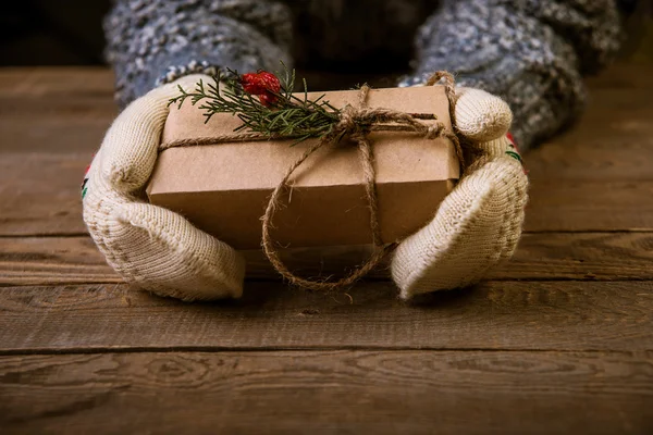 Frau mit einem Weihnachtsgeschenk in der Hand — Stockfoto