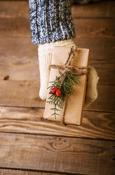 Femme avec un cadeau de Noël à la main — Photo