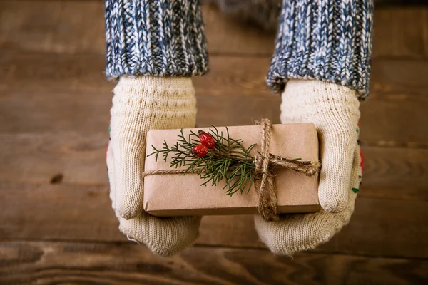 Mujer con un regalo de Navidad en la mano —  Fotos de Stock