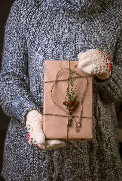 Woman with a Christmas gift in hand — Zdjęcie stockowe