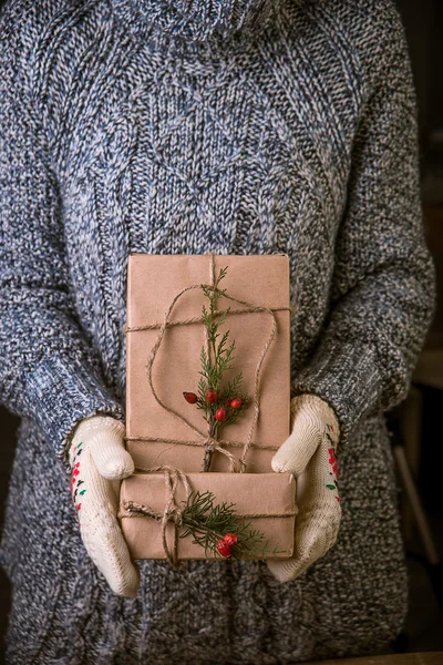 Woman with a Christmas gift in hand — Zdjęcie stockowe