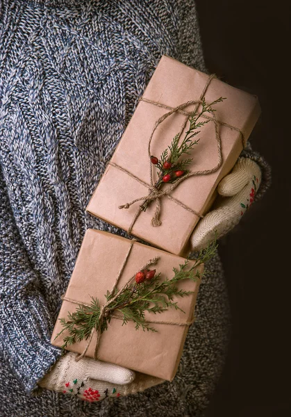 Frau mit einem Weihnachtsgeschenk in der Hand — Stockfoto