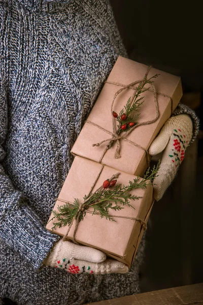 Frau mit einem Weihnachtsgeschenk in der Hand — Stockfoto