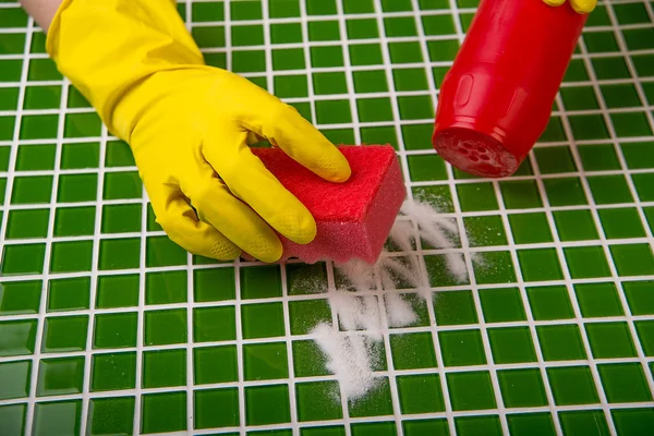 Wassen van de tegels in de badkamer — Stockfoto