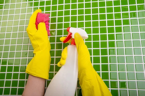 Lavando las baldosas en el baño — Foto de Stock