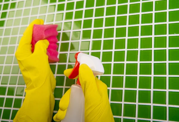 Wassen van de tegels in de badkamer — Stockfoto