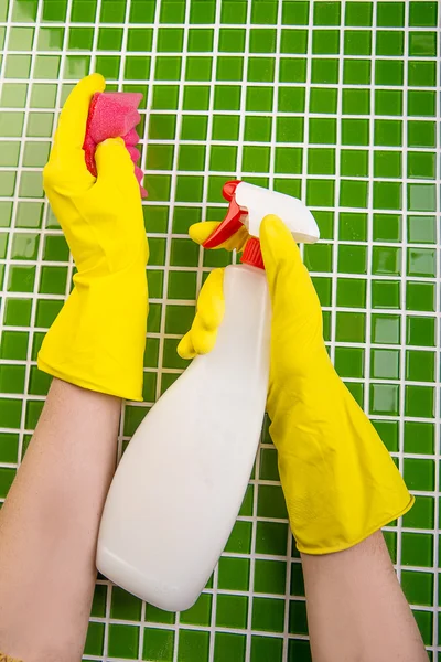 Wassen van de tegels in de badkamer — Stockfoto