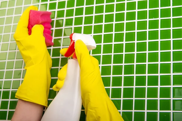 Tvätta plattorna i badrummet — Stockfoto