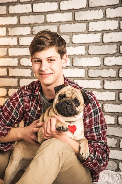 Giovane con un cane — Foto Stock