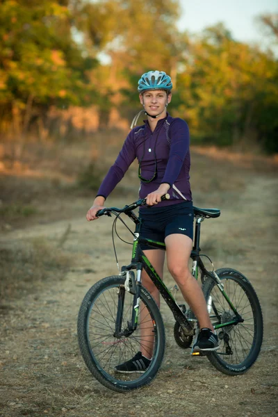 Joven ciclista en casco — Foto de Stock