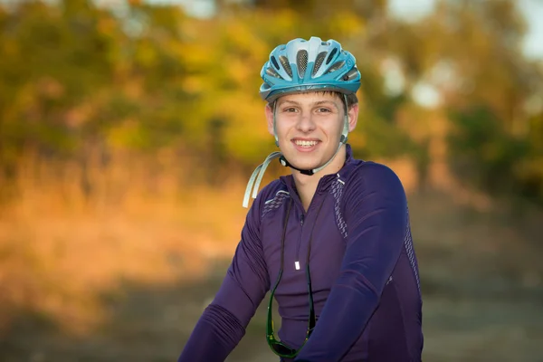 Joven ciclista en casco — Foto de Stock