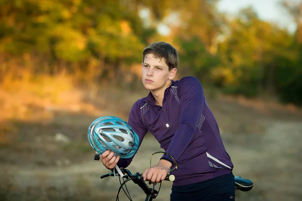 Giovane ciclista in casco — Foto Stock