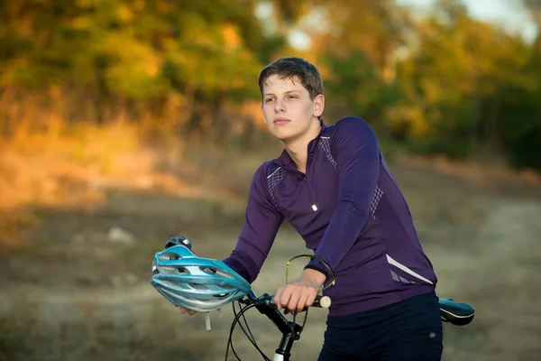 Joven ciclista en casco — Foto de Stock