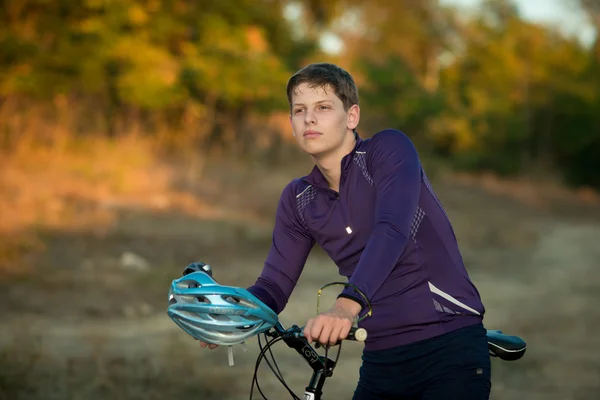 Jeune cycliste en casque — Photo