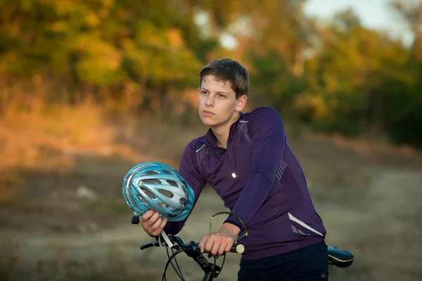 Giovane ciclista in casco — Foto Stock