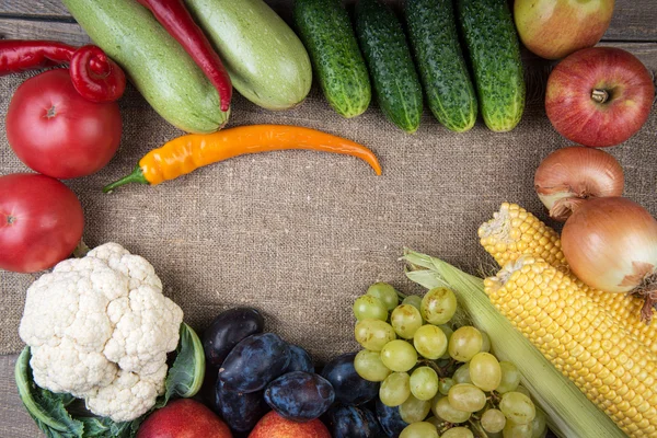 Verduras: cebollas, pimientos, col, tomates, maíz — Foto de Stock