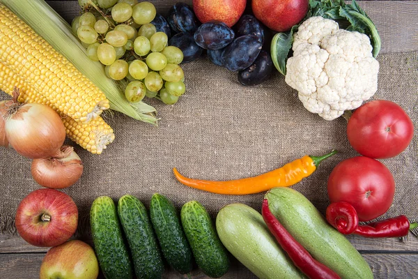 Verduras: cebollas, pimientos, col, tomates, maíz — Foto de Stock