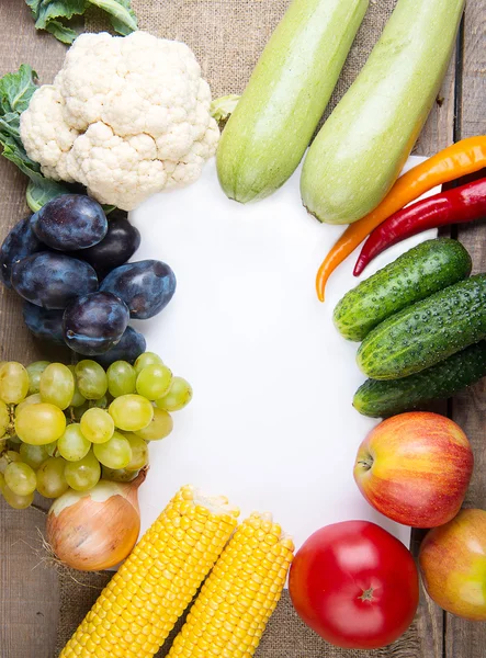 Gemüse: Zwiebeln, Paprika, Kohl, Tomaten, Mais — Stockfoto