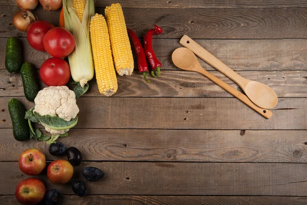 Verduras: cebollas, pimientos, col, tomates, maíz — Foto de Stock