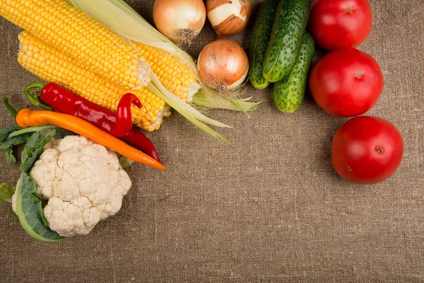 Verduras: cebollas, pimientos, col, tomates, maíz — Foto de Stock