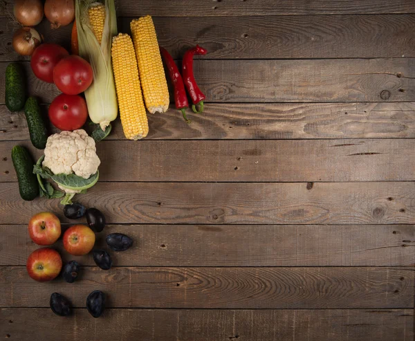 Verduras: cebollas, pimientos, col, tomates, maíz — Foto de Stock