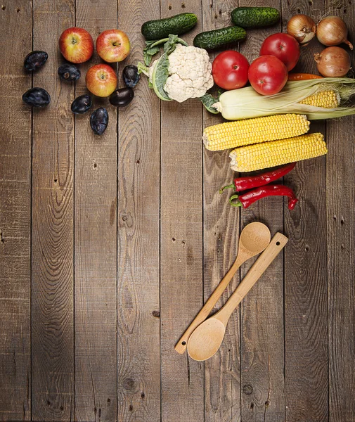 Verduras: cebollas, pimientos, col, tomates, maíz — Foto de Stock