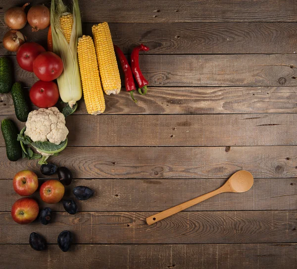 Verduras: cebollas, pimientos, col, tomates, maíz — Foto de Stock