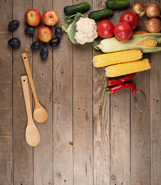 Verduras: cebollas, pimientos, col, tomates, maíz — Foto de Stock