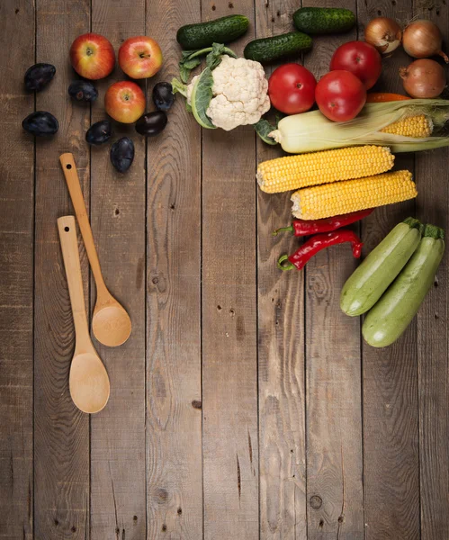 Verduras: cebollas, pimientos, col, tomates, maíz — Foto de Stock