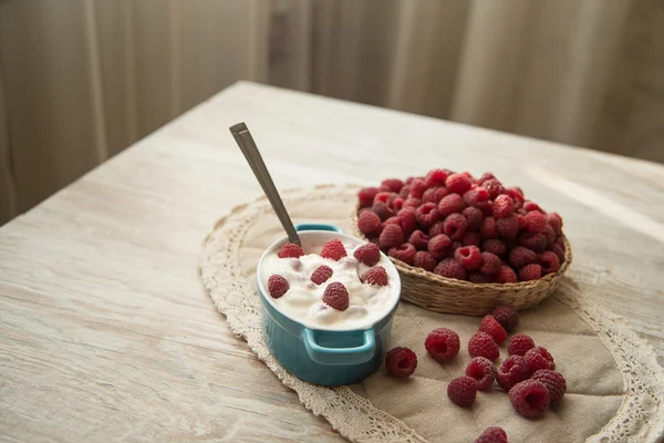 Lamponi freschi con yogurt — Foto Stock
