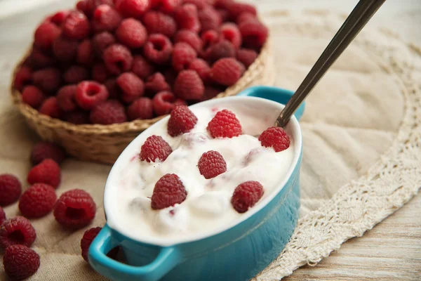 Lamponi freschi con yogurt — Foto Stock