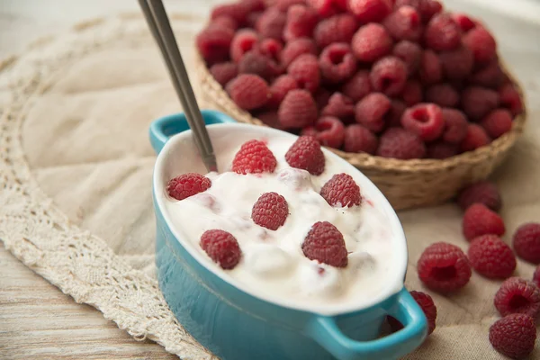 Frambuesas frescas con yogur —  Fotos de Stock